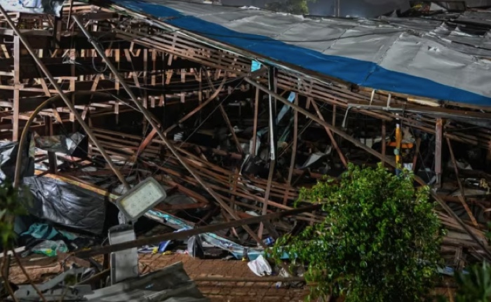 Papan Reklame Roboh Diterjang Badai, 12 Orang Tewas di India