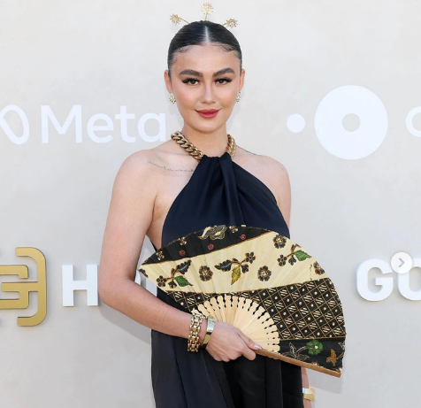 Pakai Hiasan 'Cunduk Mentul' dan Kipas Batik, Agnez Mo Stunning Banget di Gold Gala 2024