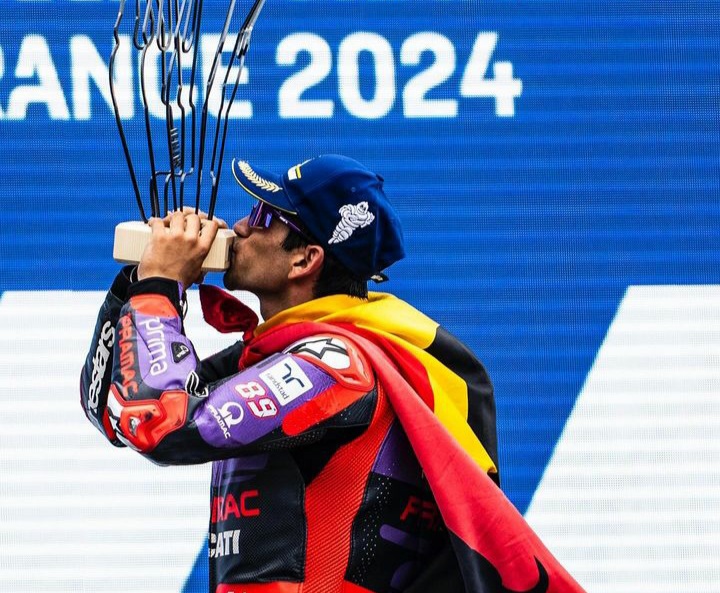 Selebrasi Jorge Martin di podium MotoGP Prancis. (instagram @89jorgemartin)