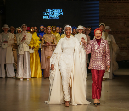 Tengah: Halima Aden dan Linda Anggrea di Runway Istanbul Modest Fashion Week 2024.  (Foto: Dok. Buttonscarves)