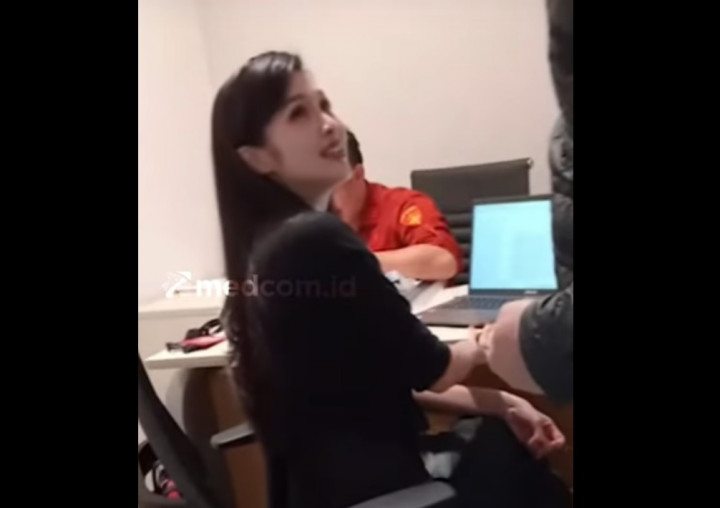 Pakai Baju Serba Hitam, Sandra Dewi Penuhi Panggilan Kejagung Hari Ini