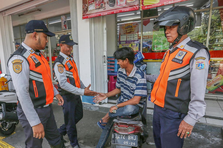 Sosialiasi Larangan Parkir Liar di Minimarket