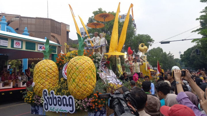 Ikut Pawai Mobil Hias, Iriana Jokowi Sekalian Bagi-bagi Bingkisan