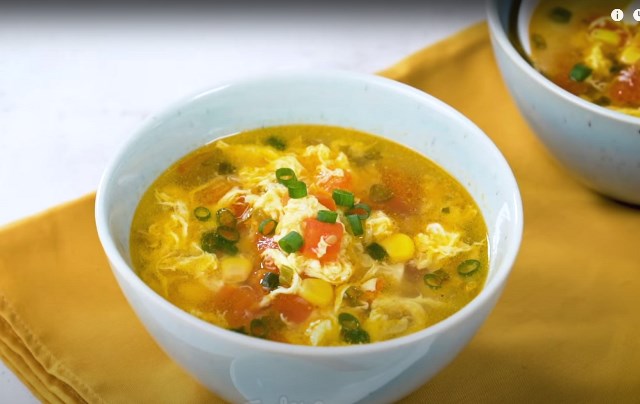Sup telur tomat ini bisa jadi andalan saat si kecil sulit makan. (Foto: Dok. Endeus TV)