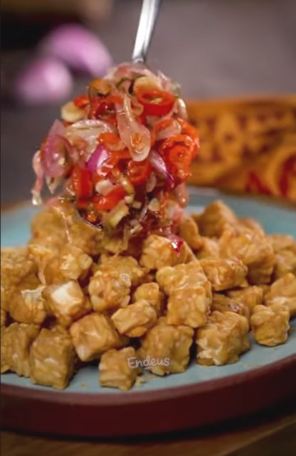 Tempe goreng disajikan dengan sambal matah di atasnya.  (Foto: Dok. Endeus TV)