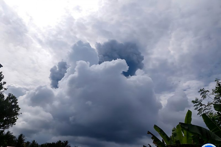 Gunung Ibu Lontarkan Abu Vulkanik Setinggi 5 Kilometer