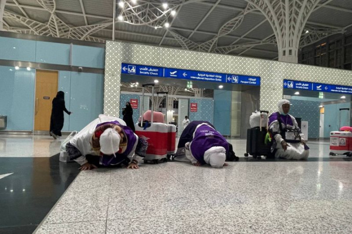 Sempat Tertunda, Jemaah Embarkasi Makassar Sujud Syukur Setibanya di Bandara Madinah