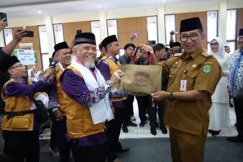 Pj Gubernur Kaltim Lepas 319 Jemaah Haji Kloter Pertama