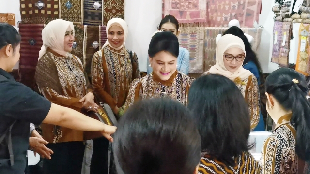 Iriana Jokowi Borong Produk UMKM di Expo Dekranas