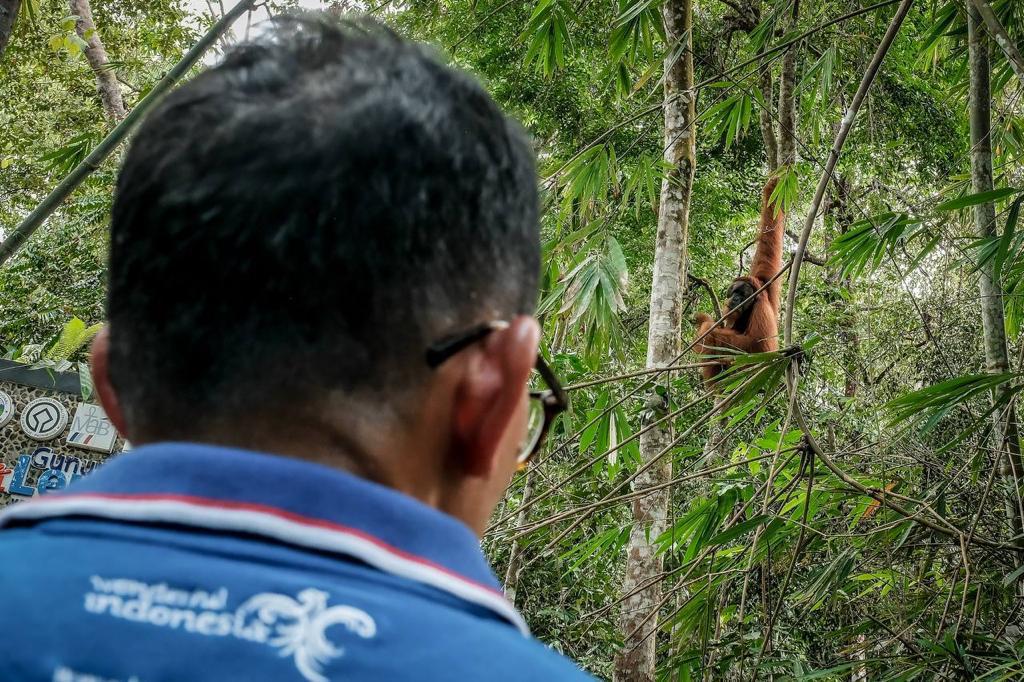 Menparekraf disambut Alang ketika berkunjung ke Bukit Lawang. Dok. Kemenparekraf