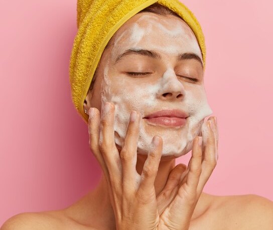 Wajib Tahu! Alasan Tidak Boleh Mencuci Muka dengan Sabun Mandi