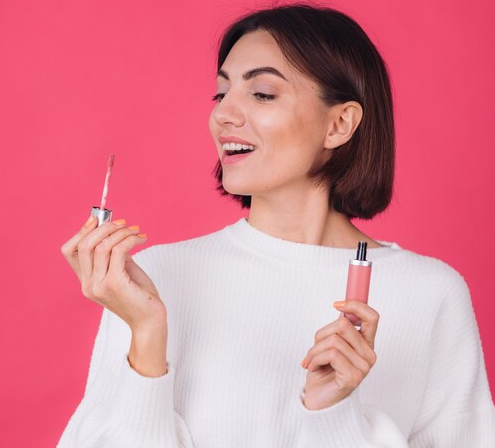 Untuk mendapatkan bibir yang plumpy kamu cukup menggunakan lip gloss. (Foto: Ilustrasi. Dok. Freepik.com)