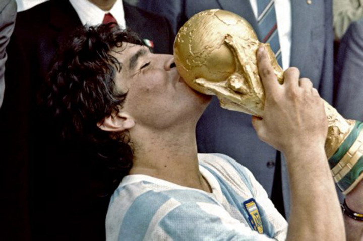 Trofi 'Golden Ball' Maradona Dilelang