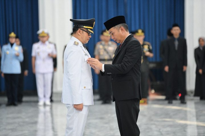 Bey Machmudin Lantik Pj Bupati Cirebon