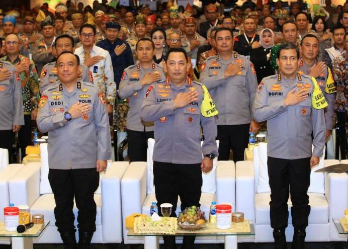 Kapolri Beri Penghargaan Calon Siswa Bintara Korban Begal