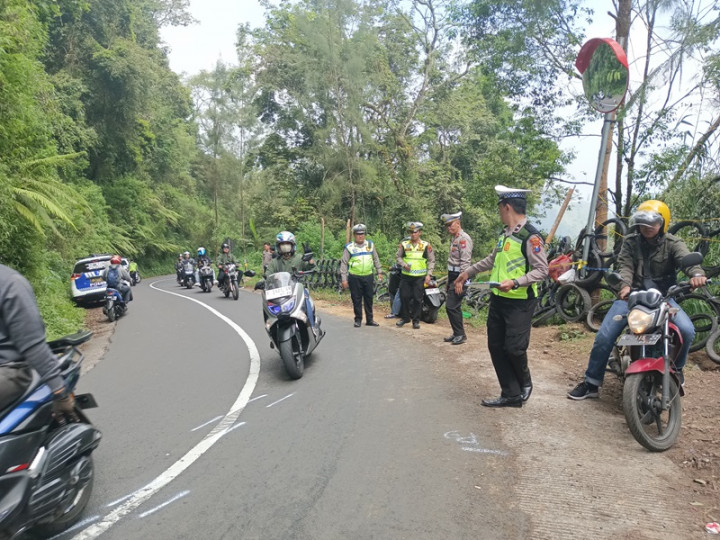 Pemkab Malang Pasang Rambu Lalu Lintas di Jalur Wisata Bromo Antisipasi Kecelakaan