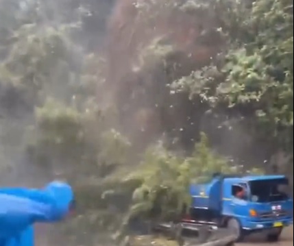 Viral Video Truk Tangki Nyaris Nyaris Tertimpa Longsor di Sitinjau Lauik Sumbar