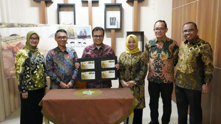 Pos Indonesia Dukung Peluncuran Prangko Seri Penanda Kota Buk Renteng di Acara HUT ke-108 Sleman