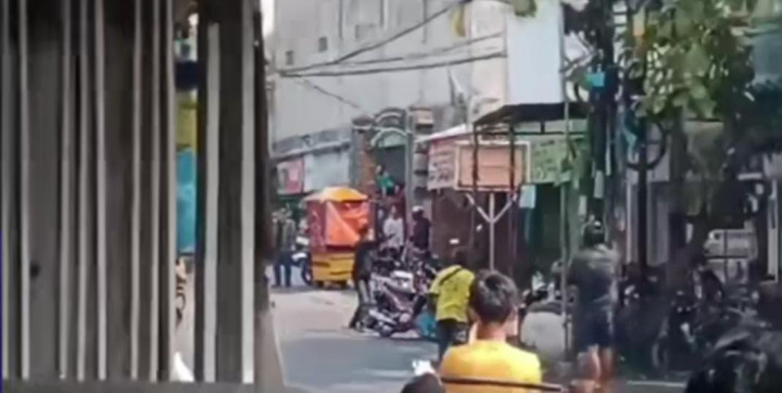 Maling Motor Todongkan Pistol saat Dikepung Warga di Bekasi