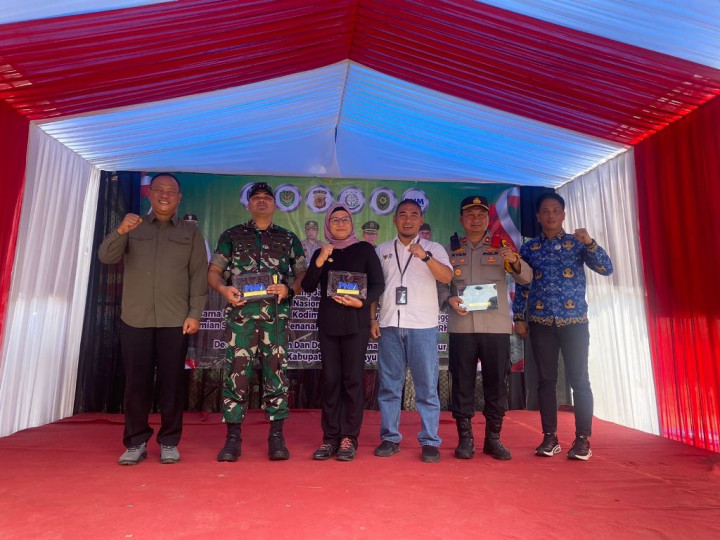 Aksi PNM Peduli Serahkan Sumur Bor untuk Warga Indramayu dan Tanam Mangrove Rhizophora