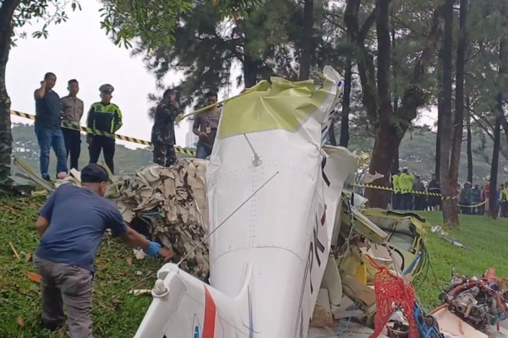 Pesawat Latih Jatuh di Kawasan BSD Tangerang