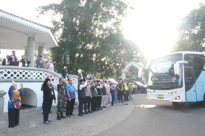 Barnas Adjidin Lepas Keberangkatan 432 JCH Kabupaten Garut