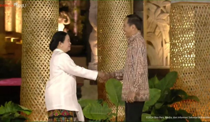 Jokowi dan Puan Bersalaman