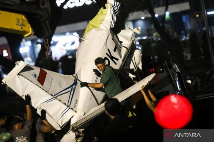 Jenazah co-Pilot Pesawat Latih yang Jatuh Dibawa Keluarganya ke Cirebon