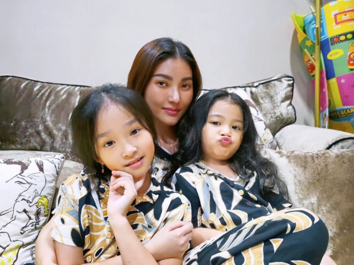 Tanpa Betrand Peto, Sarwendah Ajak Anak Jenguk Ruben Onsu di Rumah Sakit