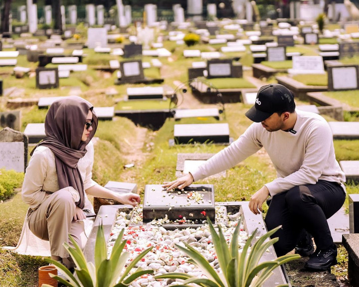 Thariq Halilintar Ziarah ke Makam Adjie Massaid, Minta Restu Nikahi Aaliyah