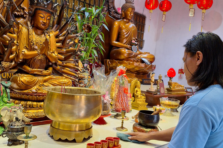 Sambut Waisak, Umat Buddha di Purwokerto Mulai Bersihkan Vihara