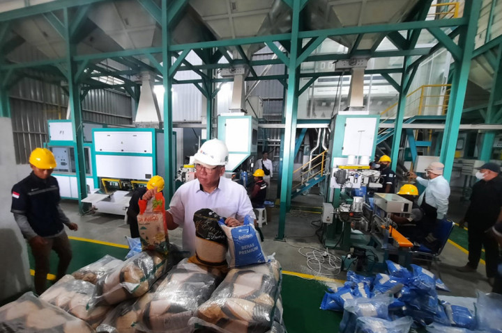 Dirut Bulog Tinjau Serapan Gabah di SPP Karawang