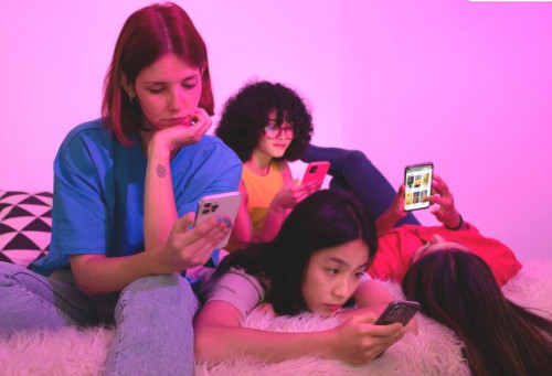 Psikolog Unair Ungkap Dampak Media Sosial Terhadap Psikologis dan Stereotip Perempuan