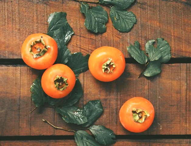 Buah kesemek memiliki berbagai macam kebaikan berkat kandungan vitamin, mineral, dan antioksidan. (Foto: Ilustrasi/Dok. Unsplash.com)