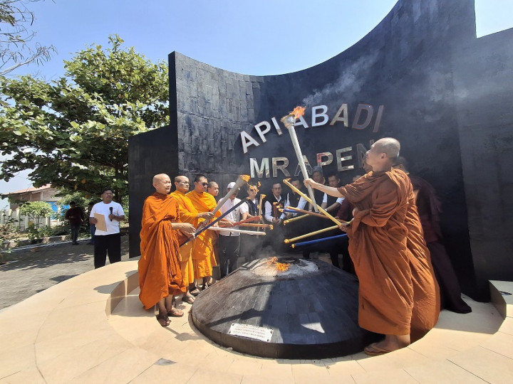 Rangkaian Waisak, Ratusan Umat Buddha Ambil Api Dharma di Mrapen Grobogan