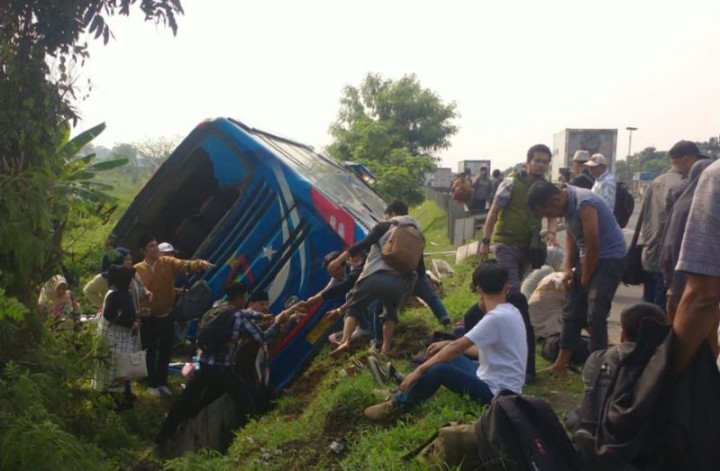 Bus Terperosok di Tol Tangerang-Merak, 8 Orang Terluka