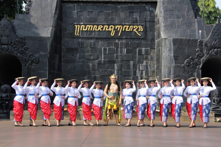 Tari Cahya Nojorono Meriahkan Kirab Budaya Khas Jawa Tengah di TMII