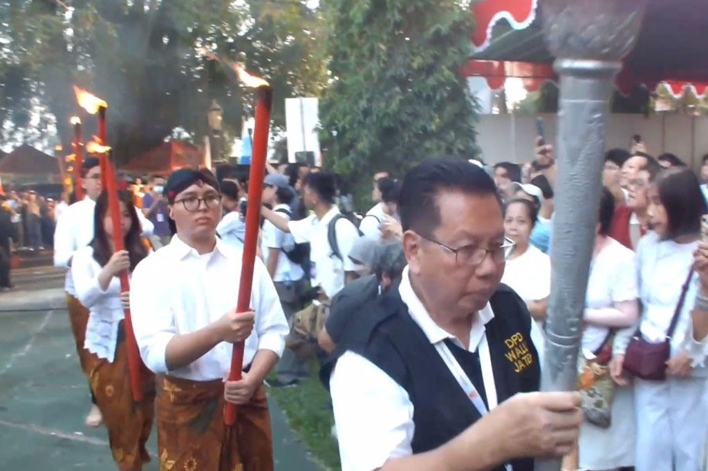 Api Dharma Tiba di Candi Mendut dan Disakralkan Melalui Doa-Doa