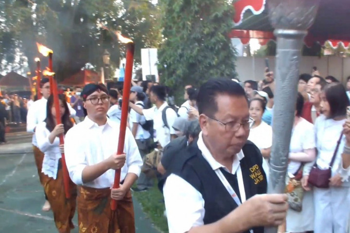 Api Dharma Tiba di Candi Mendut dan Disakralkan Melalui Doa-Doa