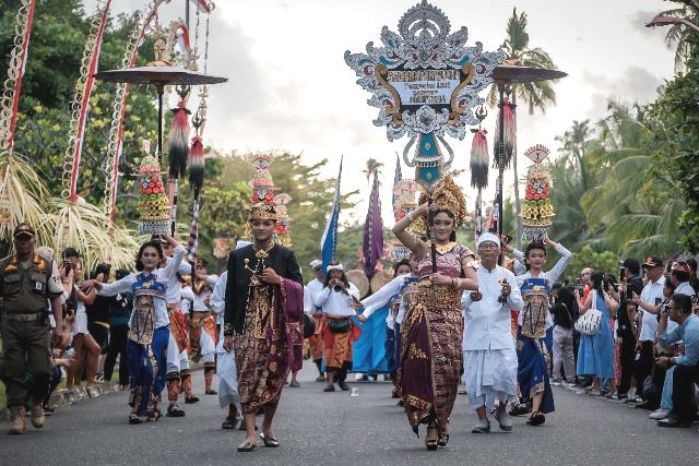 Menparekraf membuka Bali Street Carnival yang merupakan side event World Water Forum ke-10. (Foto: Dok. Birkom Kemenparekraf)