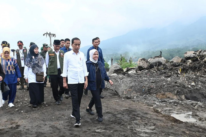 Jokowi dan Ibu Iriana Tinjau Area Terdampak Bencana di Agam