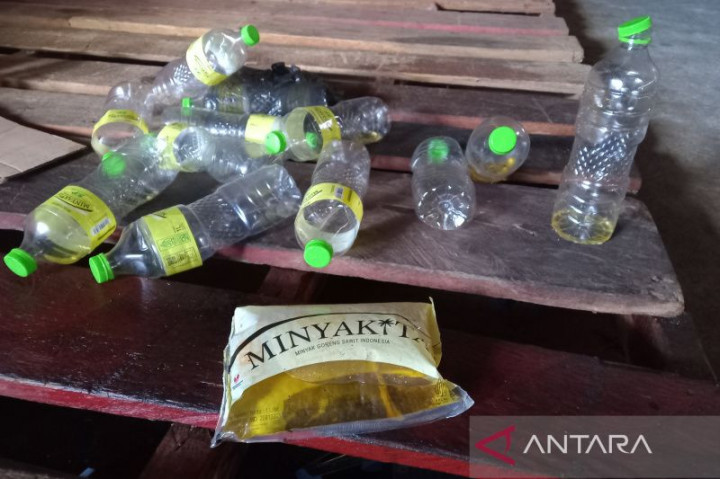 Minyakita Palsu Ditemukan di Lapak-lapak Pasar di Pacitan Jatim