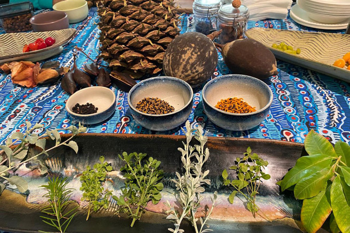 Mencicipi Rempah-rempah Khas Suku Aborigin