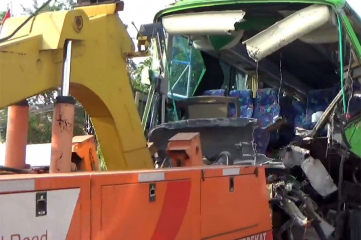 Bus Pariwisata Tabrak Truk di Tol Jombang, Dua Tewas, Belasan Luka-luka