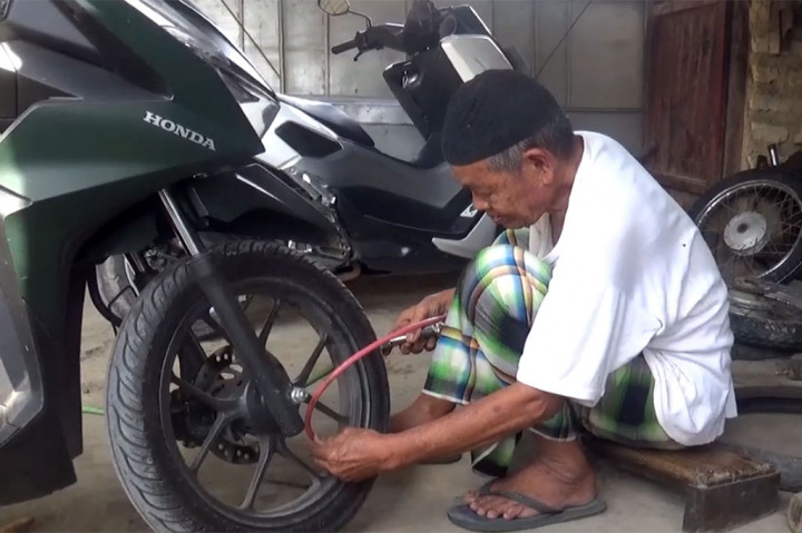 Lansia Tukang Tambal Ban Naik Haji setelah Nabung 57 Tahun