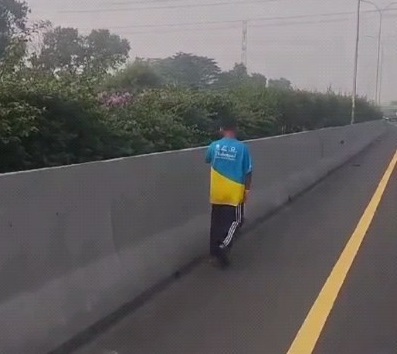 Viral kecelakaan beruntun di Tol Jagorawi gegara bocah laki-laki nyebrang (tangkapan layar)