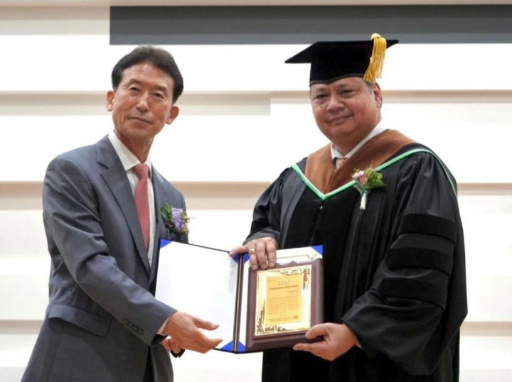 Airlangga Hartarto Terima Gelar Doktor Honoris Causa dari GNU