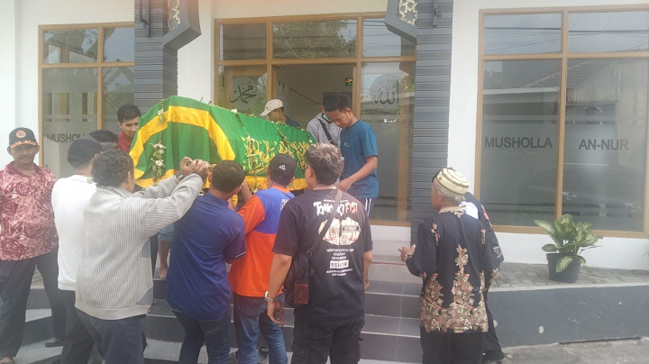 Tangis Mengiringi Pemakaman Guru Agama yang Meninggal dalam Kecelakaan Bus Studi Tur