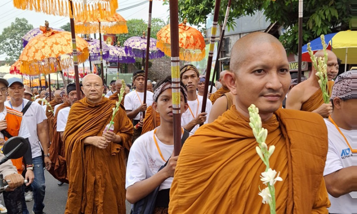 Prosesi Kirab Waisak dari Candi Mendut Menuju Candi Borobudur