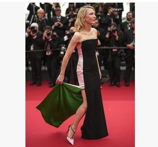 Cate Blanchett saat menyibakkan gaunnya di red carpet Cannes Film Festival 2024. Dok. Instagram